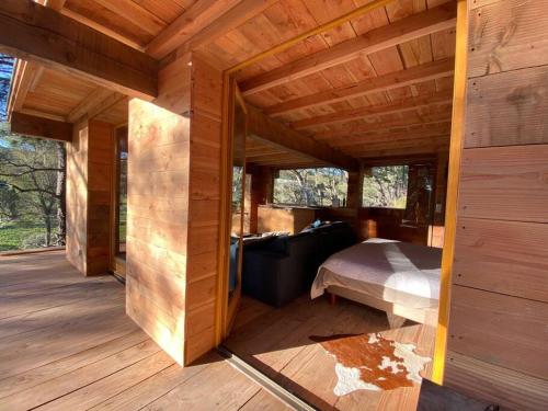 1 dormitorio en una casa de madera con 1 cama en logement entier atypique à Cassis, en Cassis