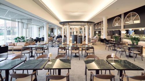 een restaurant met tafels en stoelen in een gebouw bij Naantali Spa Hotel in Naantali