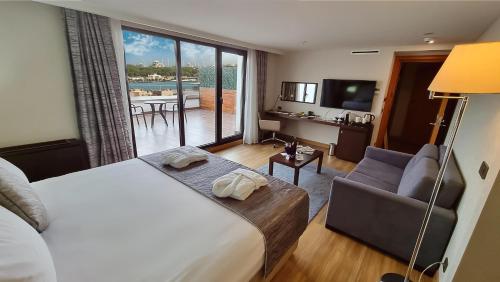 sypialnia z łóżkiem oraz salon z balkonem w obiekcie Port Bosphorus w Stambule