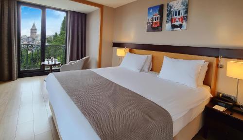 Deluxe Double Room with Partial Sea View