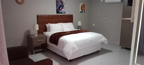 Ένα ή περισσότερα κρεβάτια σε δωμάτιο στο CyC Guest Lodge