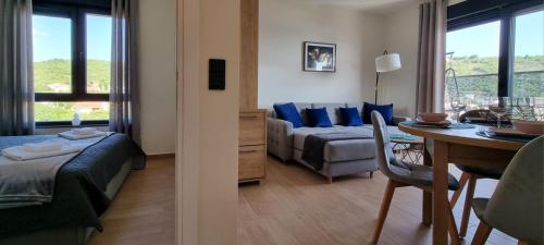 ein Wohnzimmer mit einem Sofa und einem Tisch mit einem Esszimmer in der Unterkunft Apartament 27 in Utjeha