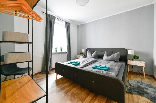 Postel nebo postele na pokoji v ubytování Modernes Altmarkt Apartment mit Parkplatz 4 Gäste 55qm Waschmaschine Wlan Netflix Terrasse