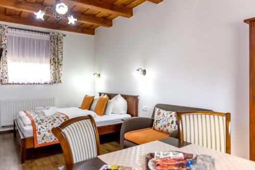 Postel nebo postele na pokoji v ubytování Cherry Apartmanház