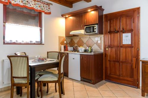 Kuchyň nebo kuchyňský kout v ubytování Cherry Apartmanház