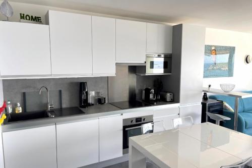 Η κουζίνα ή μικρή κουζίνα στο Luminous cocoon with Athena Port pool