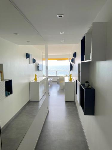 d'un salon avec des murs blancs et une vue sur l'océan. dans l'établissement Luminous cocoon with Athena Port pool, à Bandol