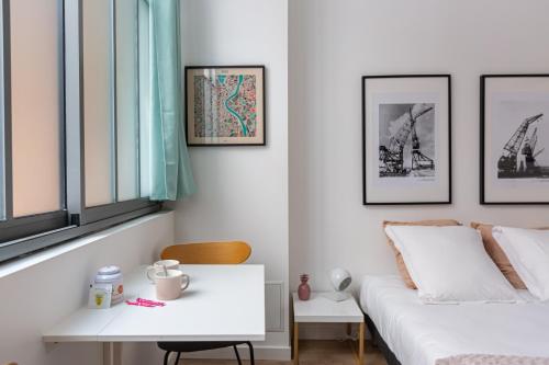 un salon avec un lit et une table dans l'établissement Le Colette - Joli studio en plein centre, à Bordeaux