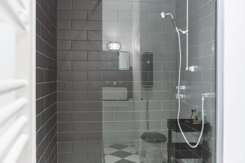 une salle de bain avec une douche en verre et des toilettes dans l'établissement Le Colette - Joli studio en plein centre, à Bordeaux