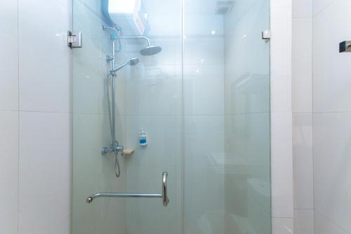 雅加達的住宿－Sans Hotel Liv Ancol by RedDoorz，浴室里设有玻璃门淋浴
