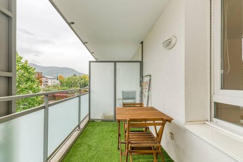 d'un balcon avec une table et des chaises en bois. dans l'établissement Bel appartement-garage privé-balcon-wifi fibre, à Rhut