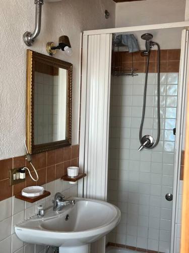 y baño con lavabo y espejo. en Albori bilocale panoramico, en Vietri