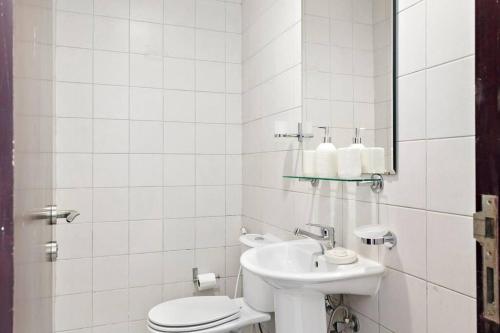 Koupelna v ubytování StoneTree - Modern 1 BR Apartment near Marina Beach