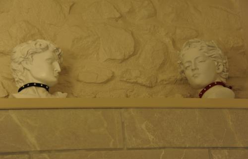 two busts of heads sitting on a shelf at L'Un Des Sens in Châtel-Guyon