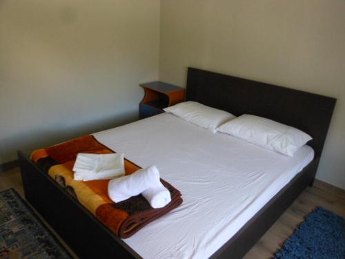 um quarto com uma cama com duas toalhas em Primoula Grammou 1450 em Nea Kotili