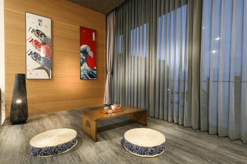 a living room with two stools and a table at 玉蘭函館民宿Yulan Hokodate in Datong