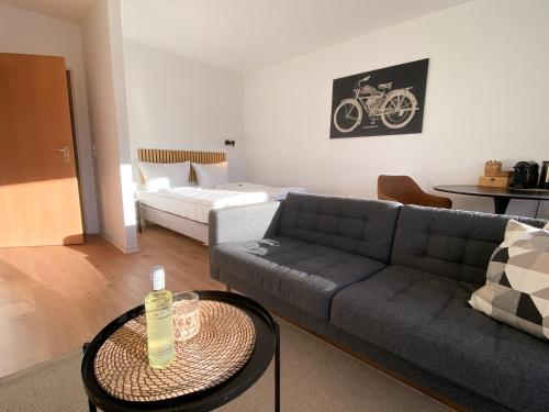 ein Wohnzimmer mit einem Sofa und einem Tisch in der Unterkunft Central Apartment Rhein Neuss-Düsseldorf Messe in Neuss