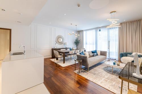 Svetainės erdvė apgyvendinimo įstaigoje 2BR With Direct Pool Access City Walk B9