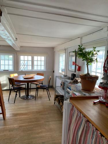 uma cozinha com uma mesa e uma sala de jantar em Timberframe house near Marstal Harbour em Marstal