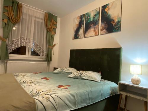 Un pat sau paturi într-o cameră la Apartament Dinu Toplita