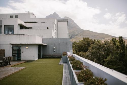 vistas a un edificio con montañas en el fondo en CampusKey Cape Town, en Ciudad del Cabo