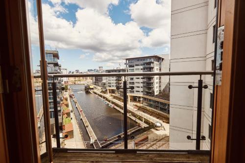 een raam met uitzicht op een rivier bij Deluxe River Canal View & Free Secure Parking! in Leeds