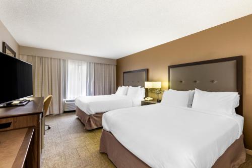 TV a/nebo společenská místnost v ubytování Comfort Inn, Cleveland South - Richfield