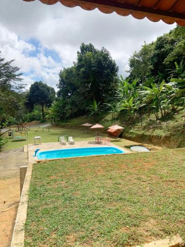 een zwembad in het midden van een tuin bij Suite Apoena 4 in Pacoti