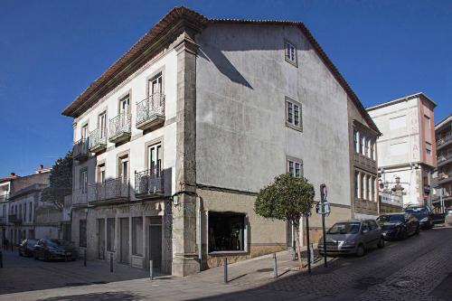 Un edificio en una calle con coches aparcados delante. en LA CASA ALTA en la ruta del Camino de Santiago, en A Guarda