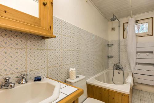 une salle de bain avec une baignoire, un lavabo et des toilettes dans l'établissement Apartment Les Nantillons - Alpes Travel - Central Chamonix (sleeps 6-8), à Chamonix-Mont-Blanc
