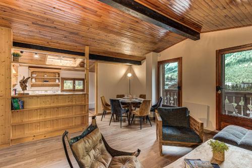 un salon avec un canapé et une table dans l'établissement Apartment Les Nantillons - Alpes Travel - Central Chamonix (sleeps 6-8), à Chamonix-Mont-Blanc