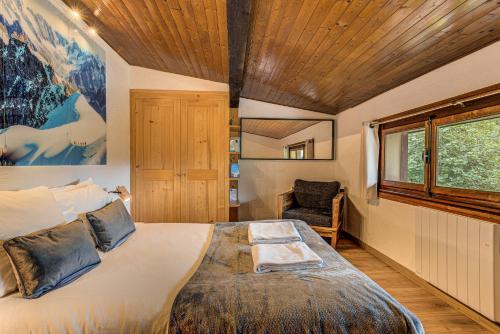 - une chambre avec un grand lit et une fenêtre dans l'établissement Apartment Les Nantillons - Alpes Travel - Central Chamonix (sleeps 6-8), à Chamonix-Mont-Blanc