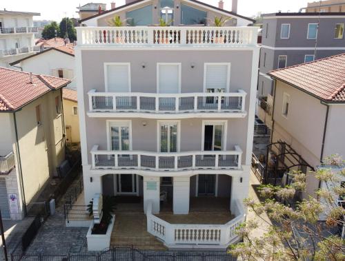 una vista aérea de una casa blanca con balcón en Residenza Mediterranea Apartments en Rímini