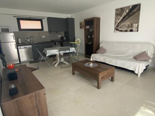 un salon avec un lit et une table dans l'établissement Terra bella Costa Verde T2 classé 3 étoiles, à San-Nicolao