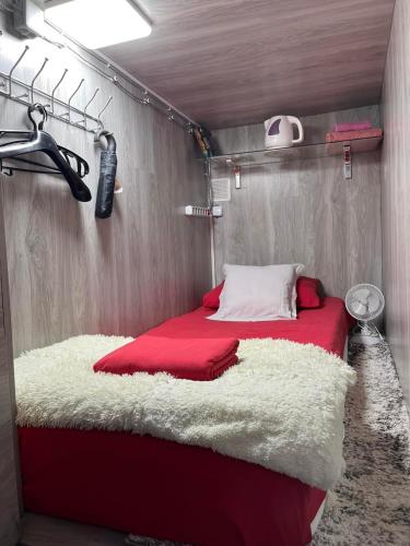 Кровать или кровати в номере Single in the room hostel
