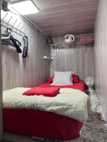 Кровать или кровати в номере Single in the room hostel