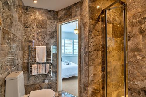 W łazience znajduje się przeszklony prysznic i toaleta. w obiekcie Finest Retreats - The View w mieście Shaldon