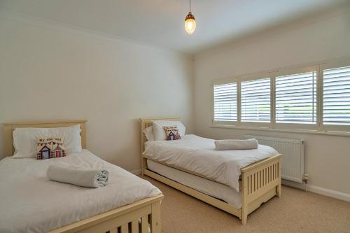 um quarto com 2 camas e uma janela em Finest Retreats - The View em Shaldon