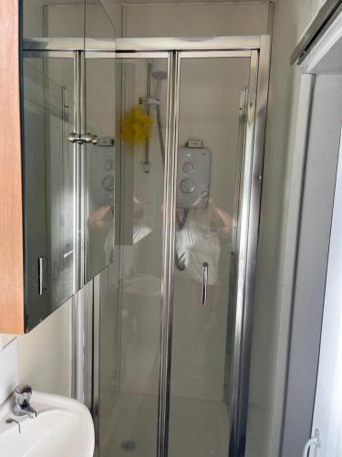 y baño con ducha de cristal y lavabo. en Kleber house, en Bristol