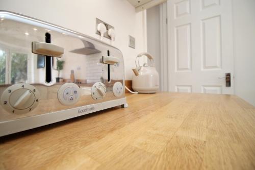 ein Raum mit einem Spiegel und einem Holzboden in der Unterkunft Central Cardiff - 3 Bedroom Home - Walk to Shopping Town Centre And Cardiff Castle in Cardiff