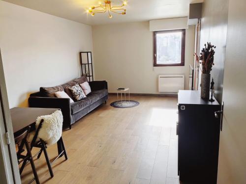 Paris La Defense - Courbevoie Seine view - very near Metro 3