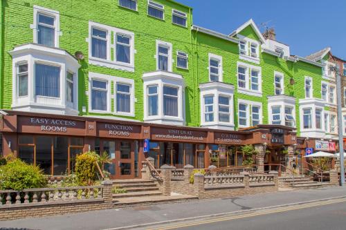 een groen gebouw aan de straatkant bij The Lawton in Blackpool