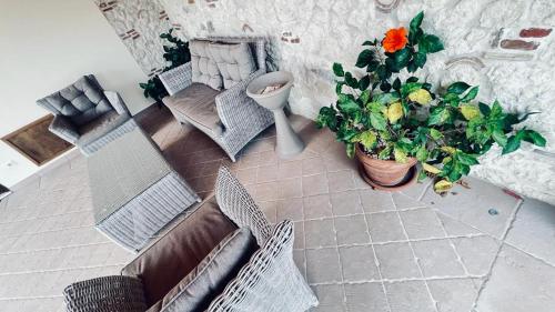 an aerial view of a living room with a plant at B&B Casale Pietrantica Tropea in Ciaramiti