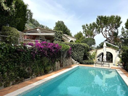 une piscine devant une maison dans l'établissement Villa Mougins vue Mer sur Baie de Cannes, Piscine vue mer partagée, à Mougins