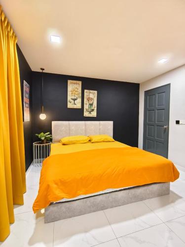 イポーにあるOcean Private Pool Homestay Ipoh 海洋风情泳池民宿 14px（Wellsonhome）のベッドルーム1室(大型ベッド1台、オレンジの毛布付)