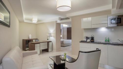 Fraser Suites Abujaにあるキッチンまたは簡易キッチン