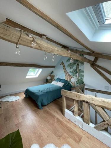 een slaapkamer met een bed en een giraf muurschildering bij Cottage scandinave in Rouen
