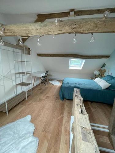 een slaapkamer met een bed, een bureau en een tafel bij Cottage scandinave in Rouen