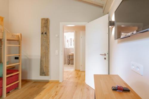 ein kleines Zimmer mit einem Holztisch und einer Leiter in der Unterkunft Haus Jausern in Saalbach-Hinterglemm