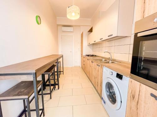 A kitchen or kitchenette at Brain Apartment Pagani